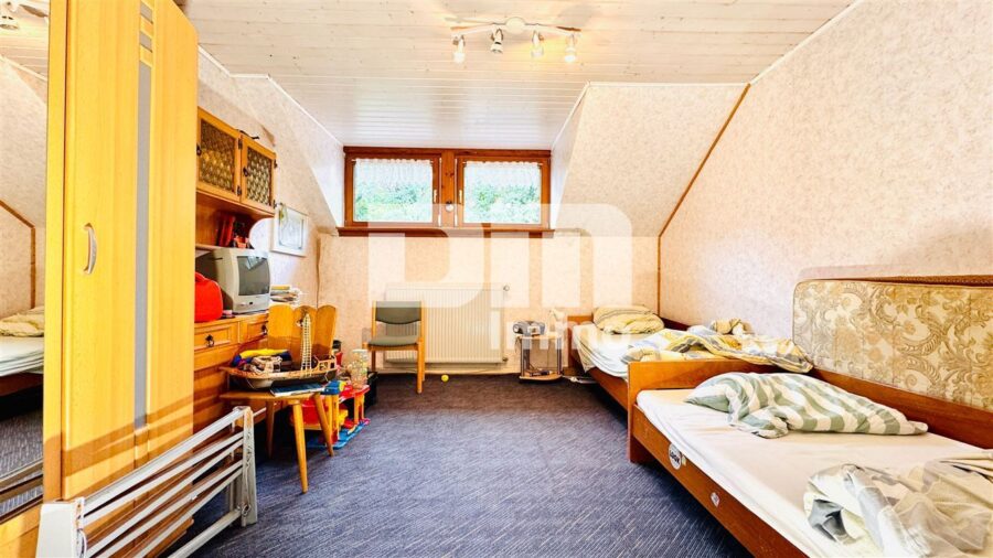 Modernisiertes Einfamilienhaus auf riesigem Grundstück mit Carport und Nebengebäude - OG / DG Kinderzimmer 1